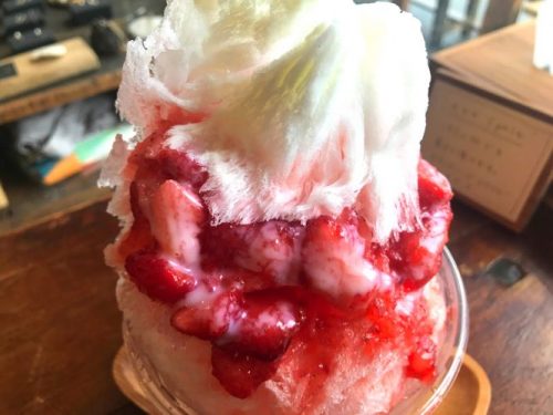 館山産いちご使用果肉たっぷりかき氷